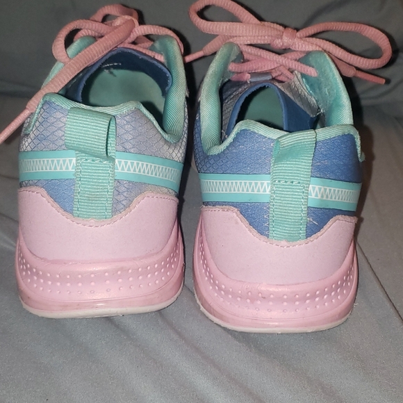 Little Girl's size 3 BCG sneakers - Picture 5 of 9